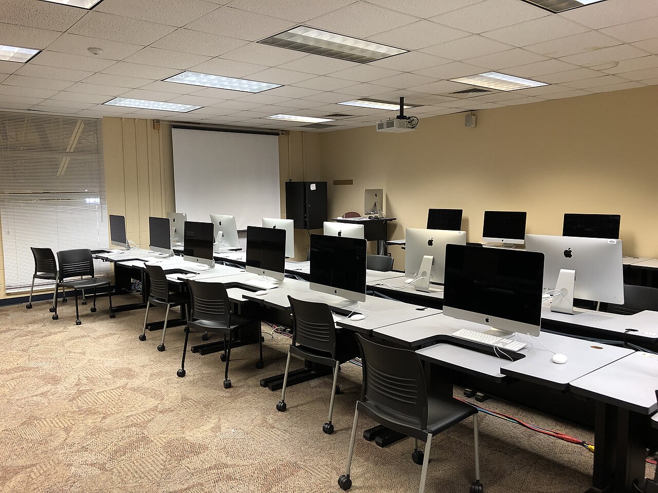 Rows of lab computers – NETWORK NET