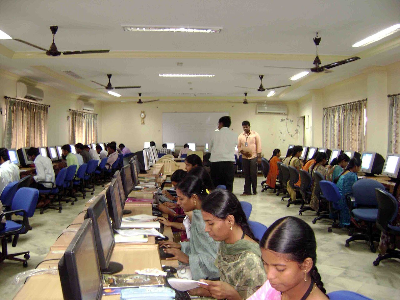 Students in a computer lab – NETWORK NET